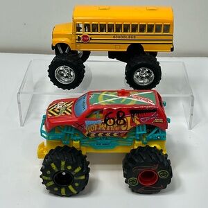 Monster Jam Demo Derby & Kinsfun Pullback School Bus Yellow